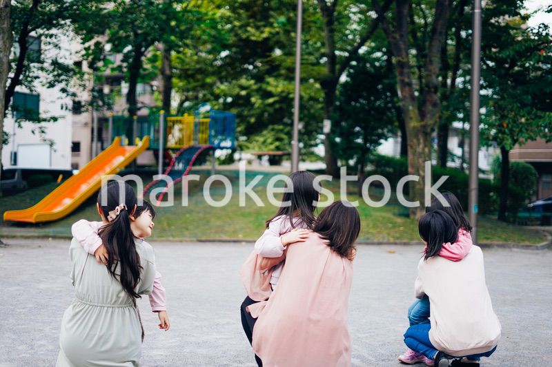 かけっこをする子どもたちとお母さん