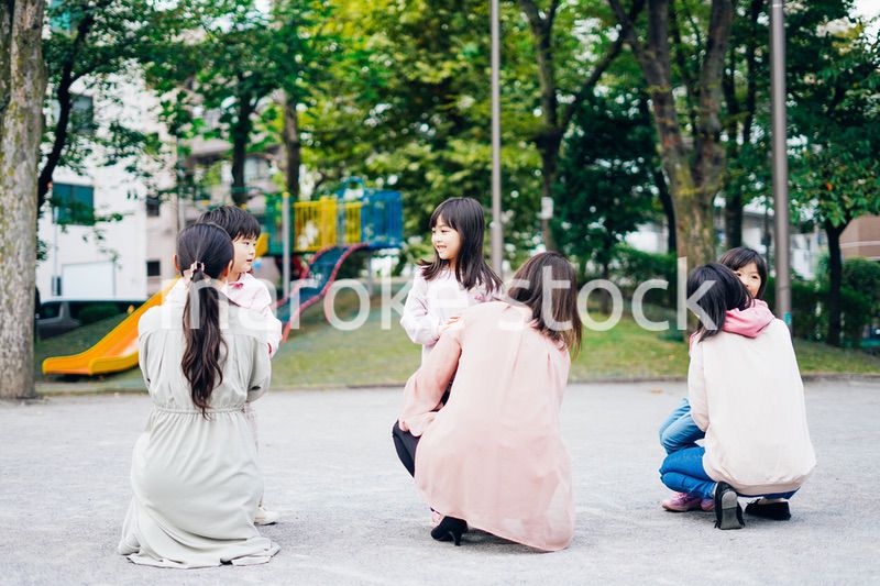 かけっこをする子どもたちとお母さん