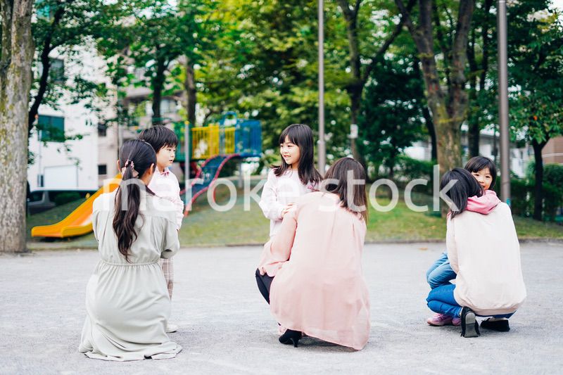 かけっこをする子どもたちとお母さん