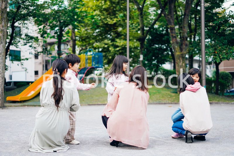 かけっこをする子どもたちとお母さん