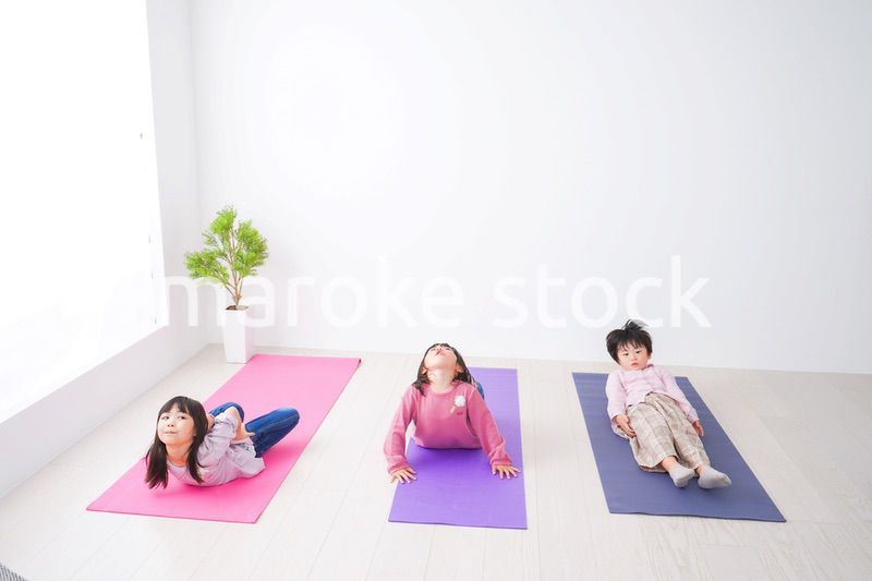 ヨガをする子どもたち