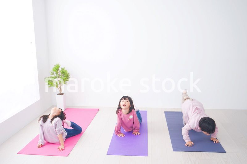 ヨガをする子どもたち