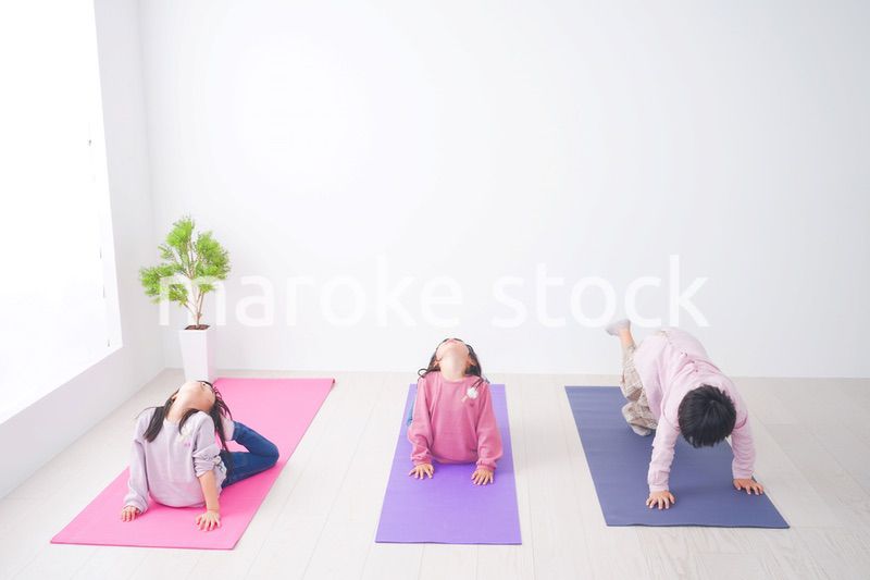 ヨガをする子どもたち