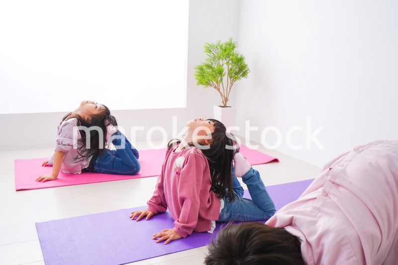ヨガをする子どもたち