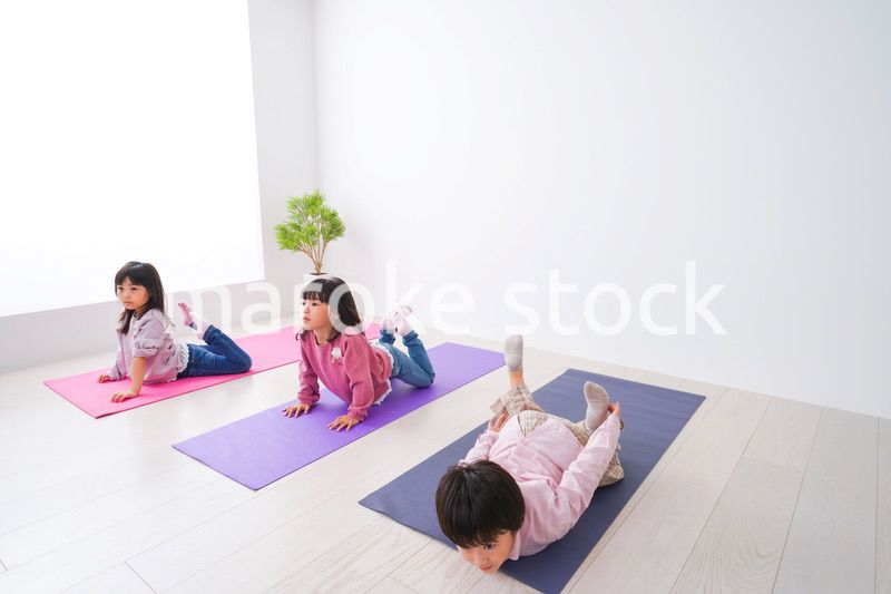 ヨガをする子どもたち