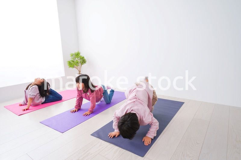 ヨガをする子どもたち