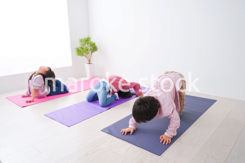 ヨガをする子どもたち