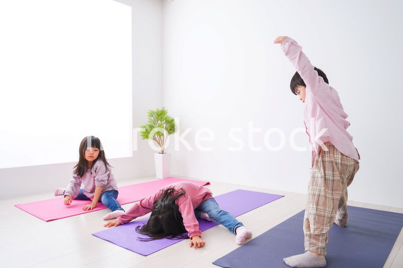 ヨガをする子どもたち