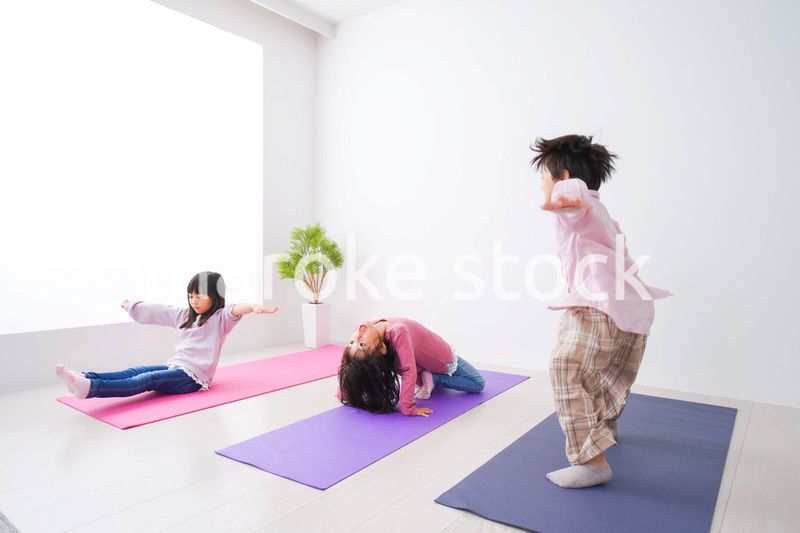 ヨガをする子どもたち