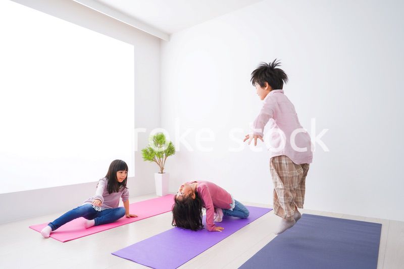 ヨガをする子どもたち