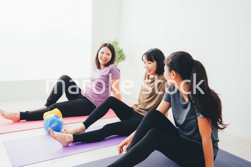 室内でヨガをする女性たち