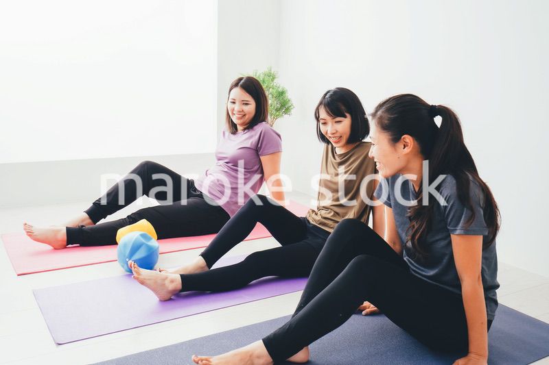 室内でヨガをする女性たち