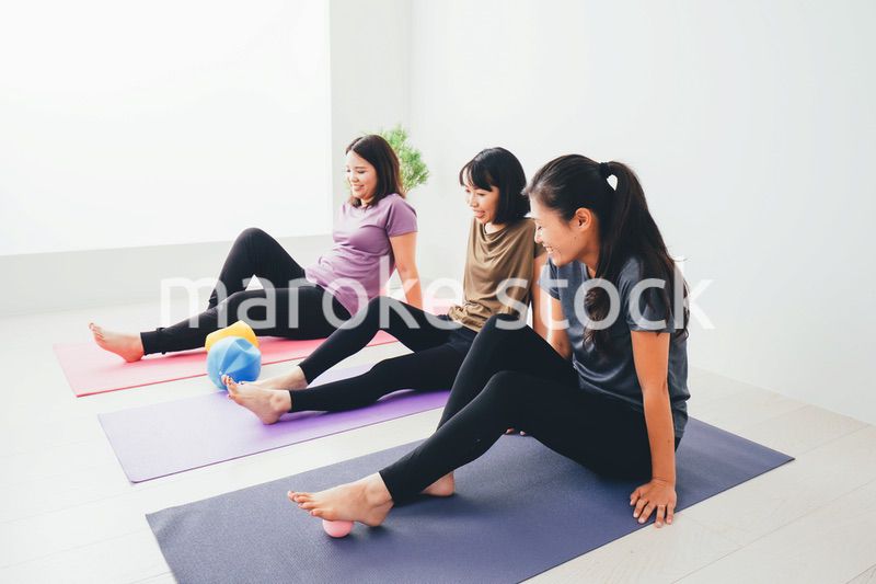 室内でヨガをする女性たち