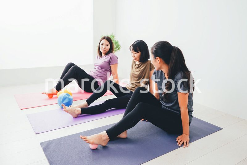 室内でヨガをする女性たち