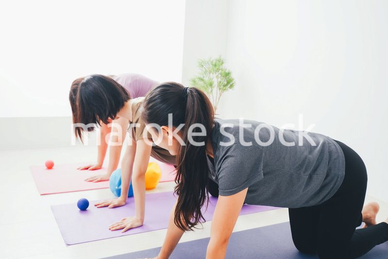 室内でヨガをする女性たち