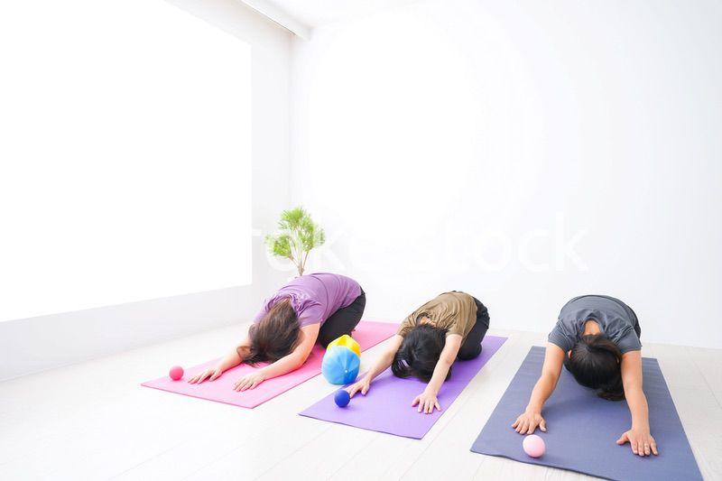 室内でヨガをする女性たち