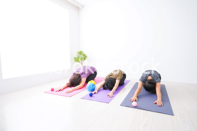 室内でヨガをする女性たち