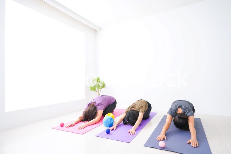 室内でヨガをする女性たち