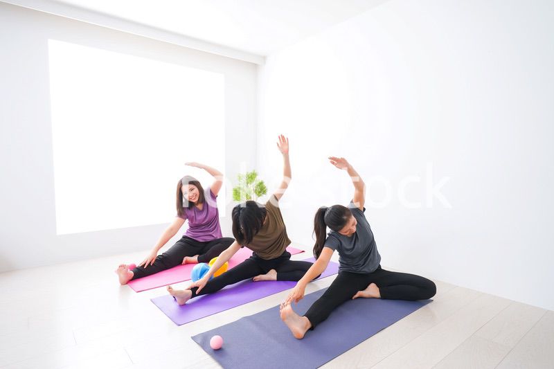 室内でヨガをする女性たち