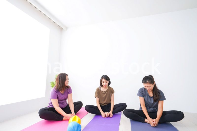 室内でヨガをする女性たち