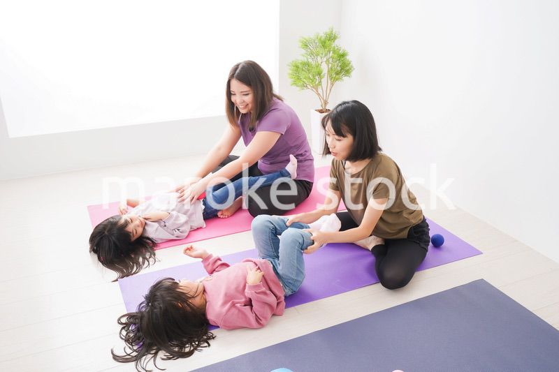 室内でヨガをする子供とお母さん