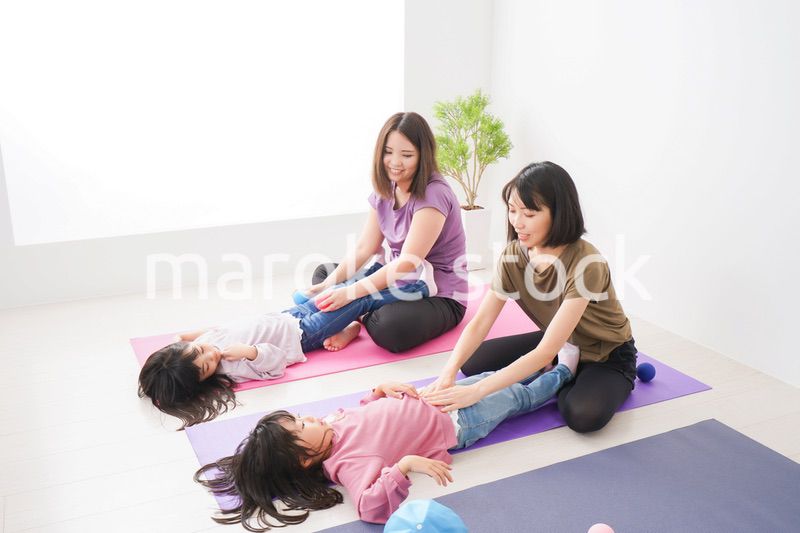 室内でヨガをする子供とお母さん