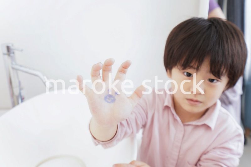 キレイに手を洗う男の子