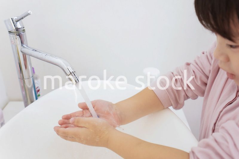 キレイに手を洗う男の子