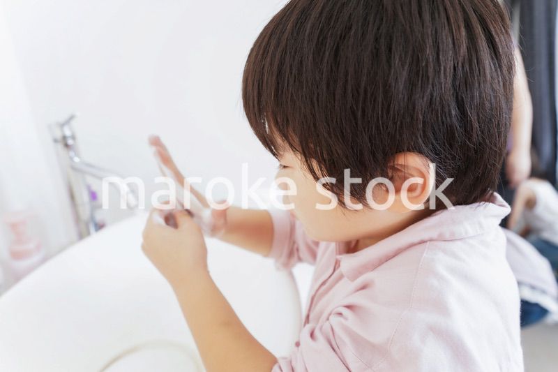 キレイに手を洗う男の子