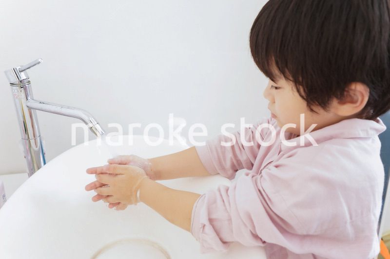 キレイに手を洗う男の子