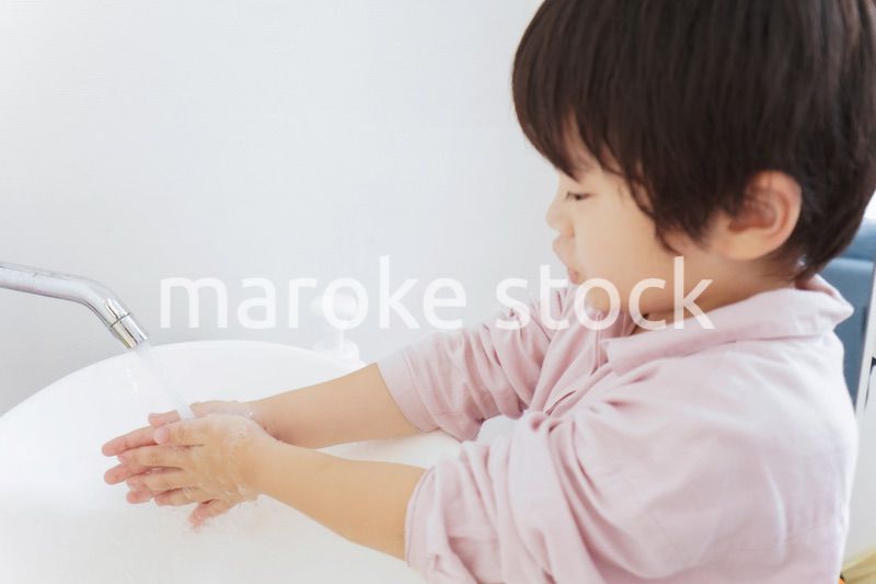 キレイに手を洗う男の子