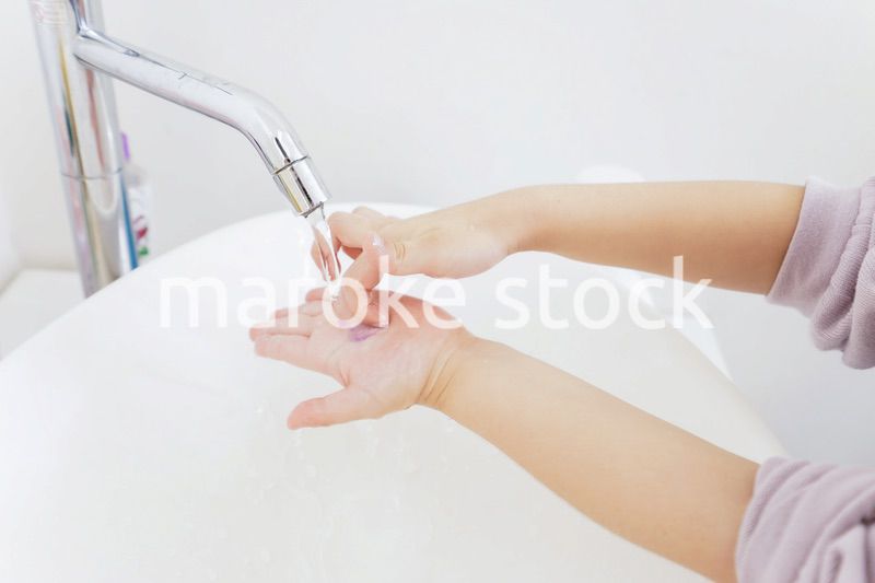 手を洗う女の子