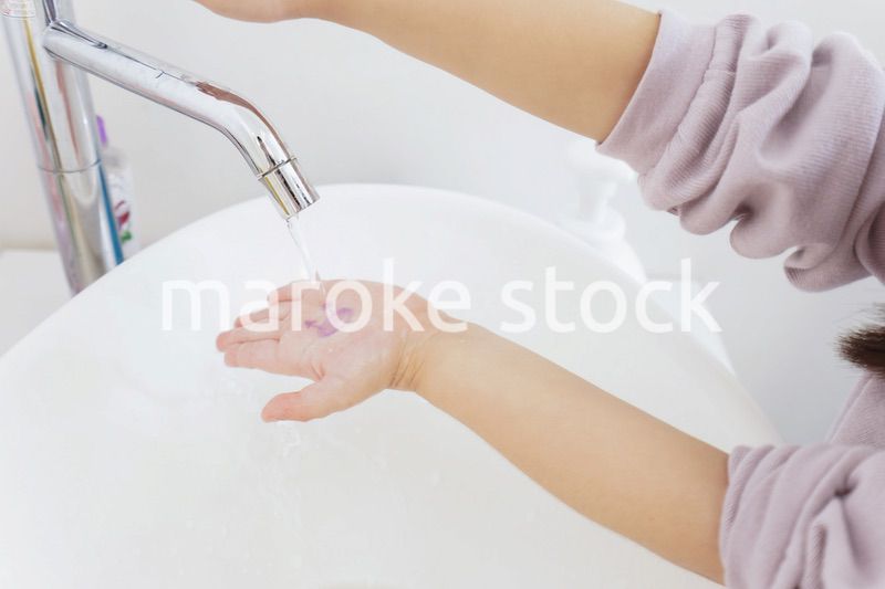 手を洗う女の子
