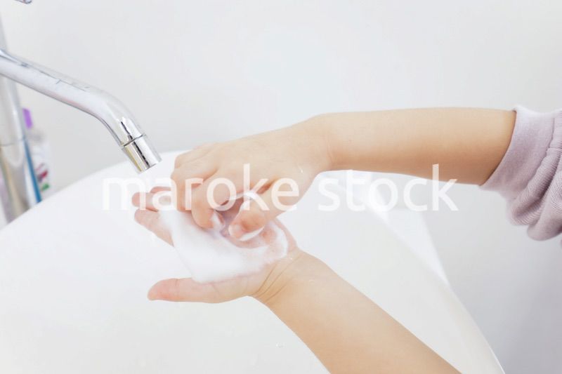 手を洗う女の子