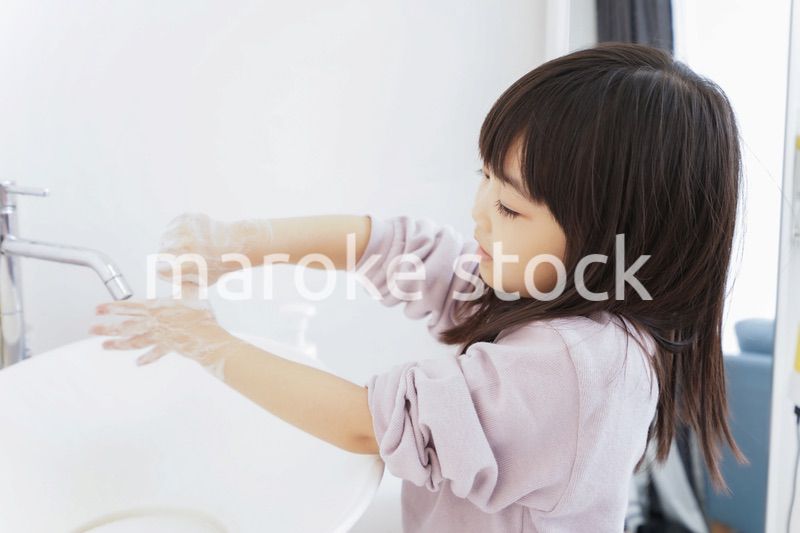 手を洗う女の子
