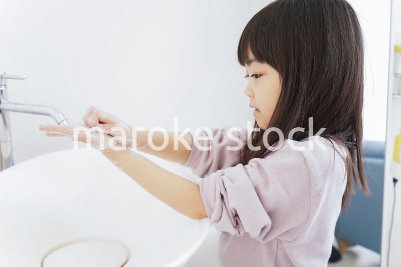 手を洗う女の子