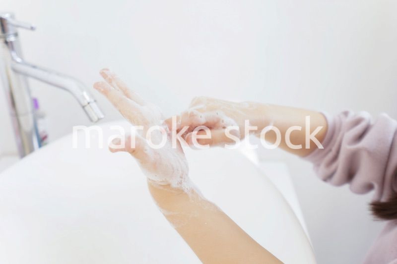 手を洗う女の子