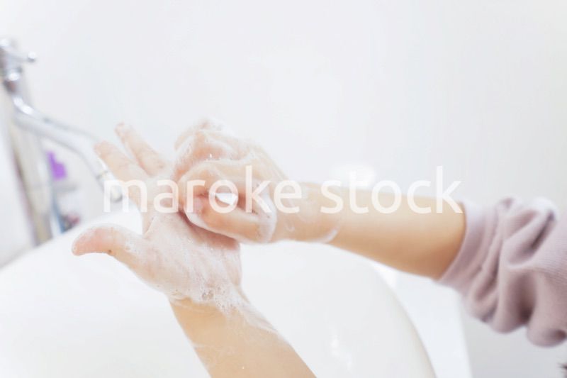手を洗う女の子