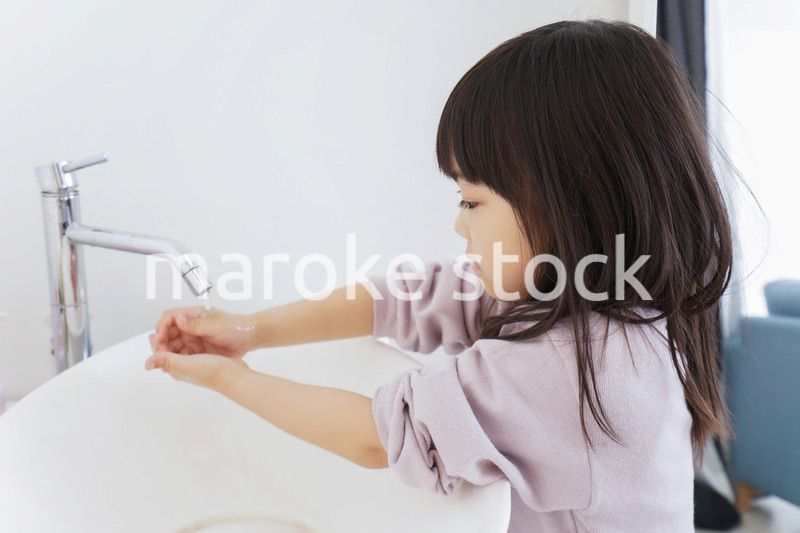 手を洗う女の子