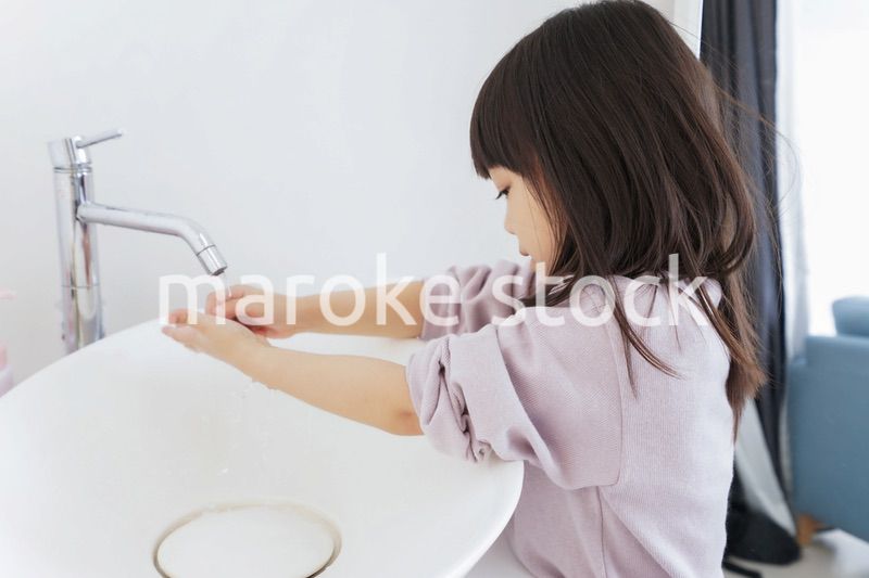 手を洗う女の子