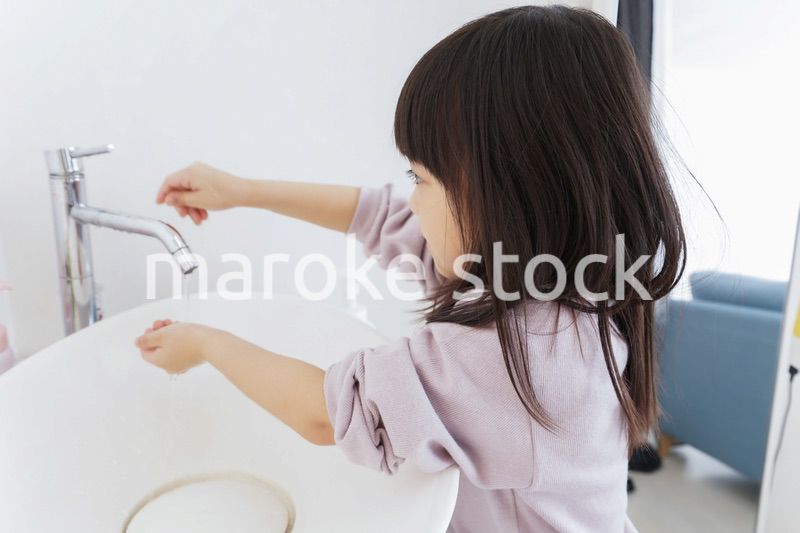 手を洗う女の子