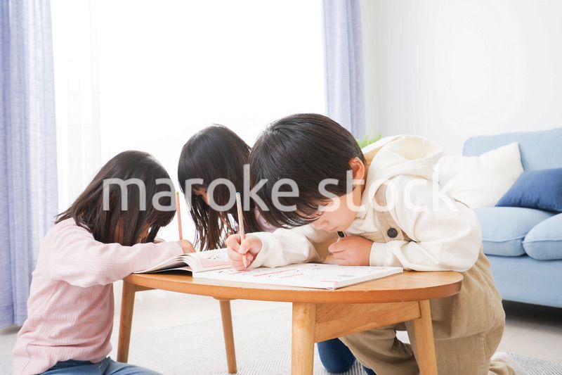 部屋でお勉強をする子どもたち