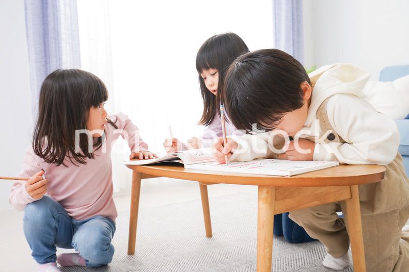 部屋でお勉強をする子どもたち