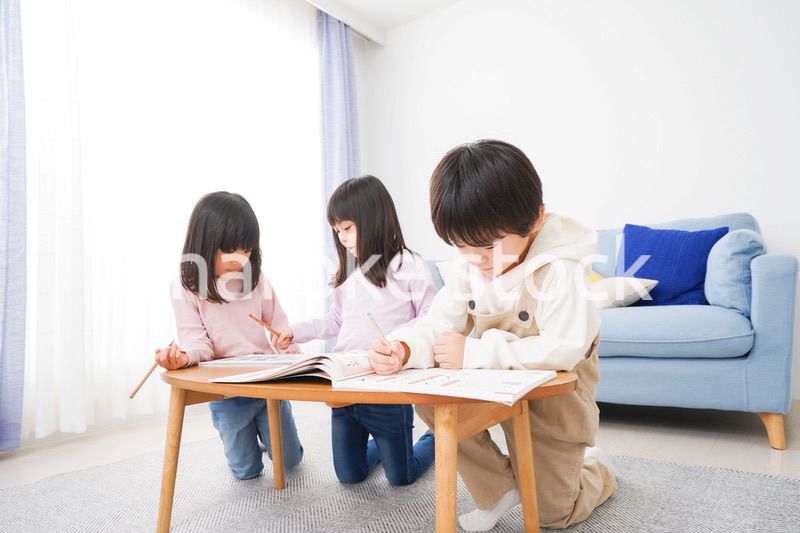 部屋でお勉強をする子どもたち