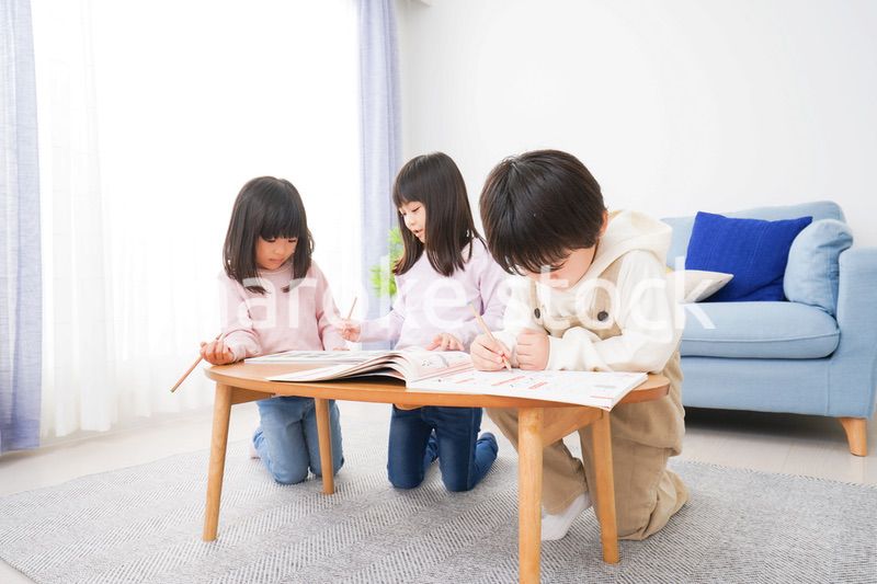 部屋でお勉強をする子どもたち
