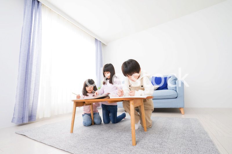 部屋でお勉強をする子どもたち
