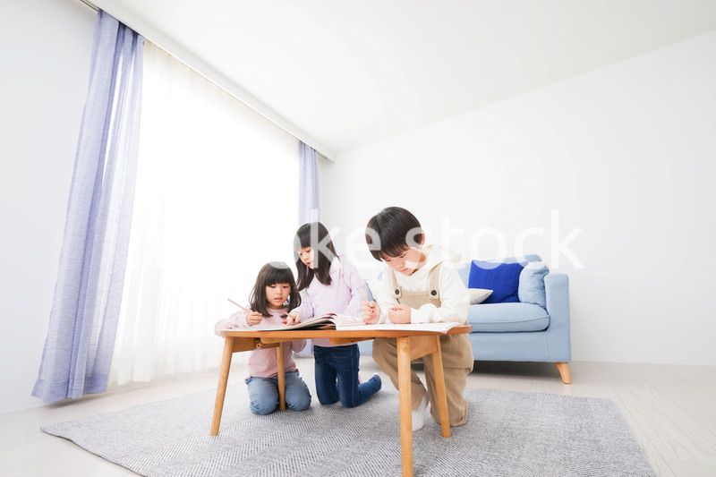 部屋でお勉強をする子どもたち