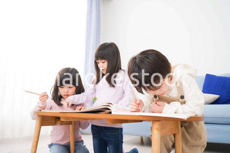 部屋でお勉強をする子どもたち