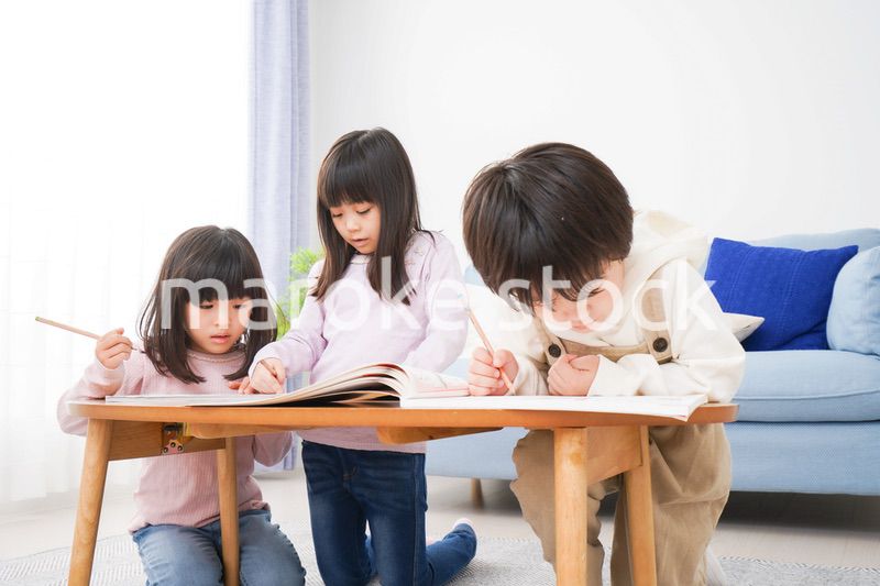部屋でお勉強をする子どもたち