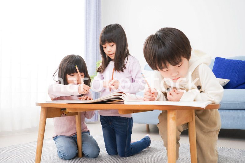 部屋でお勉強をする子どもたち
